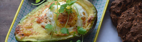 Baked eggs with avocados Baked Eggs with Avocado, healthy breakfast, avocado breakfast, protein snacks, heart-healthy, simple recipes